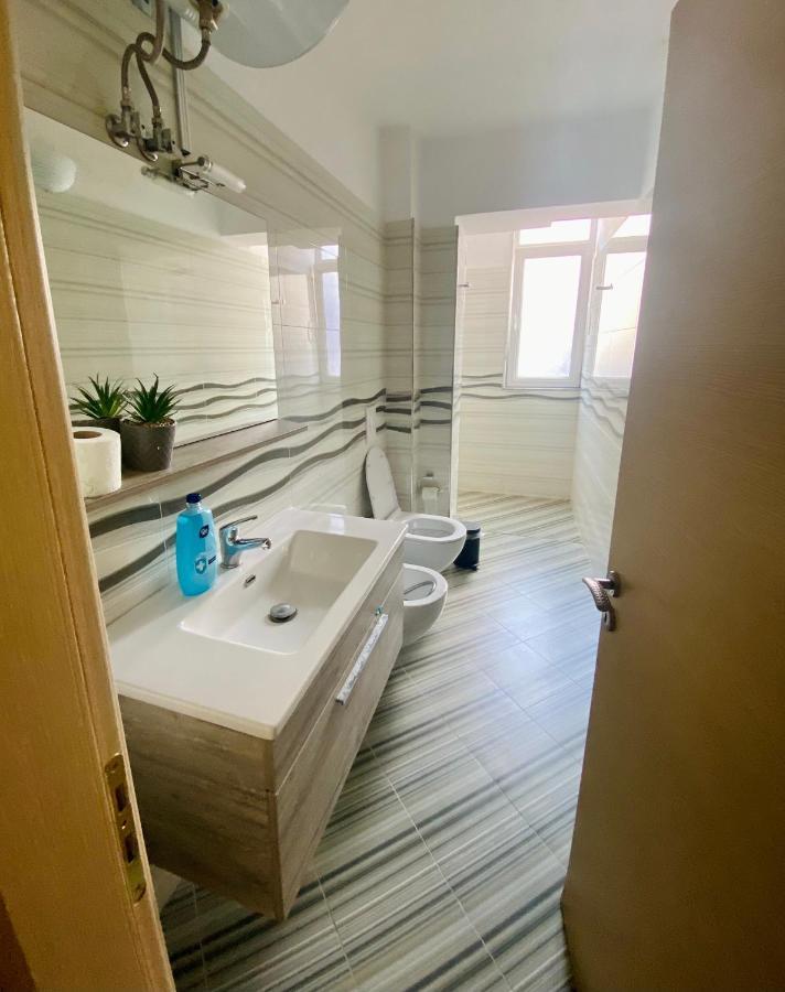 Ultra Apartments 'New Baazar 2' Тирана Екстер'єр фото