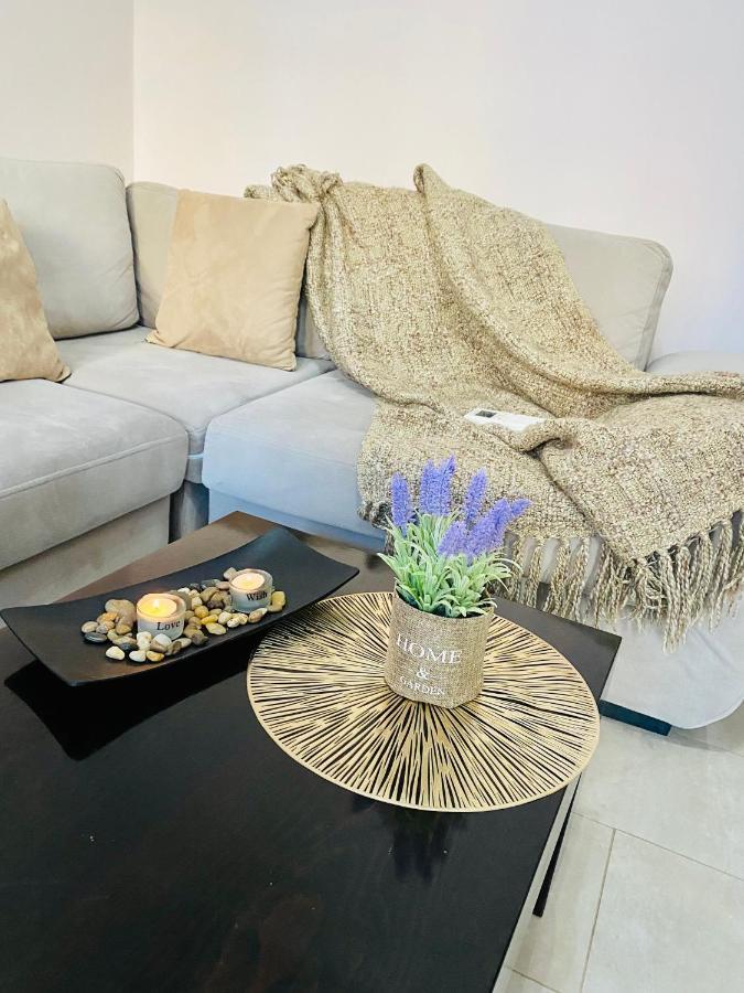 Ultra Apartments 'New Baazar 2' Тирана Екстер'єр фото